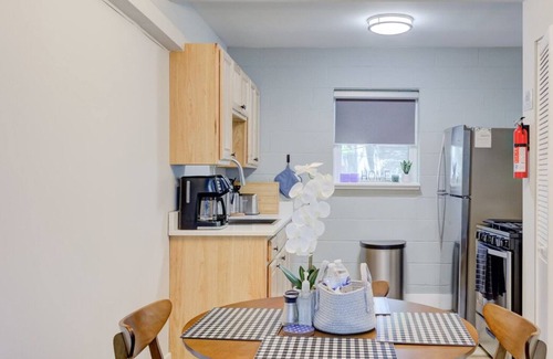 Downtown Memphis Apartment | Luxe Modern loft w/King Bed, Free Parking & Wi-Fi