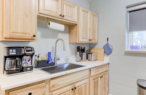 Downtown Memphis Apartment | Luxe Modern loft w/King Bed, Free Parking & Wi-Fi