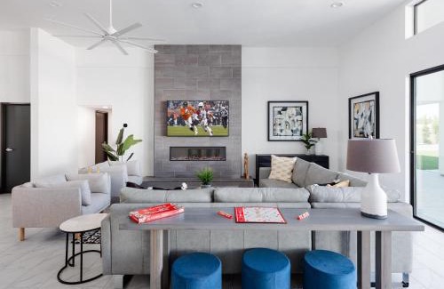 Sweetwater Street East House | LUXE - Modern Mansion - Private Resort