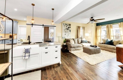 Norwood House | Luxe Modern & Private Home in Heart of Cincinnati!