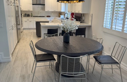Santa Ana Heights House | Luxe Modern Retreat with Pool, Billard table & Gym - Perfect for Entertaining