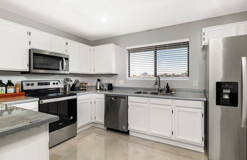Fountain Hills Villa | Luxe Modern Villa w 2 King beds, heated pool/spa & mtn views in East Scottsdale
