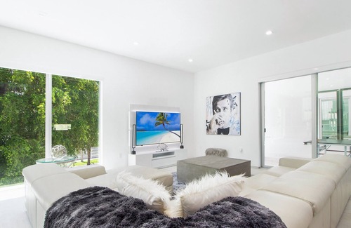 The Roads Villa | Luxe Modern Villa 4BR 4BA for 12, Rooftop Pool, Ping-Pong, Brickell