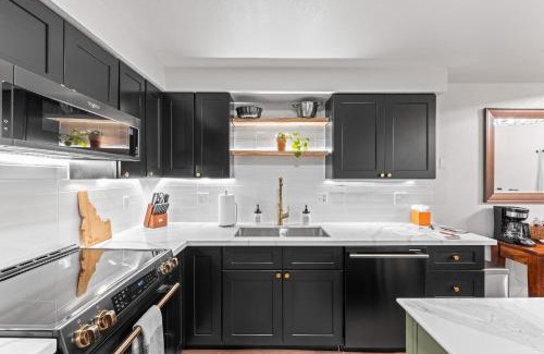 McCall House | Luxe Mountain- beautiful remodeled condo, pet friendly with community pool