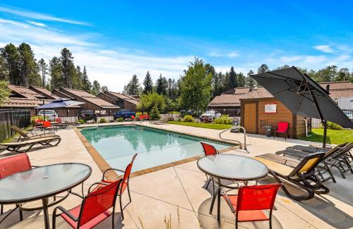 McCall House | Luxe Mountain- beautiful remodeled condo, pet friendly with community pool