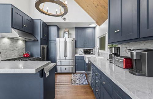 Blue Jay House | Luxe Mountain Retreat Lake Village Close Game Room AC Backs up to trails