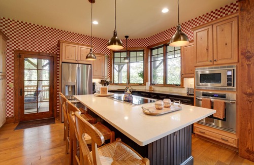 Cashiers Villa | Luxe Mountain-View Cashiers Villa w/ Covered Deck!