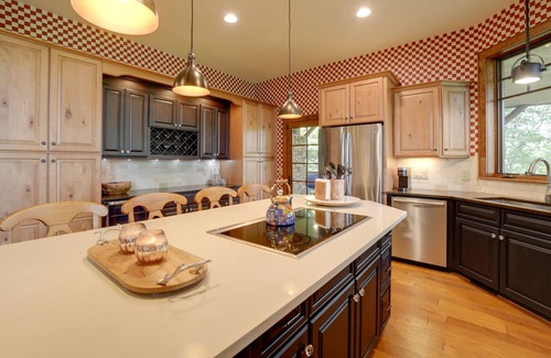 Cashiers Villa | Luxe Mountain-View Cashiers Villa w/ Covered Deck!