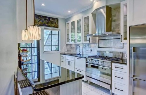 Myers Park Condo | Luxe Myers Park 2BR King Condo | Porch | Private