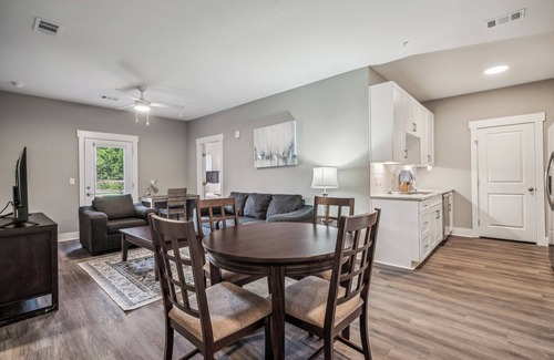 Macon Apartment | Luxe Park 1117 | 2 Bd Apt | Pool, Gym & Parking