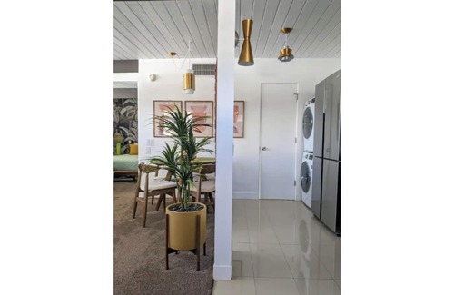 Twin Palms Condo | Luxe, peaceful retreat-KING bed historic MCM complex
