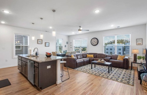 North Chesterfield Apartment | Luxe Penthouse 'n Old Town Manchester with Views!