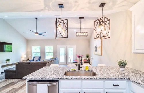 Dothan House | Luxe Private Dothan Oasis Near Historic Downtown!