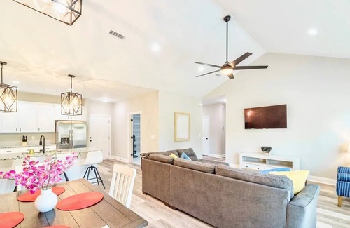 Dothan House | Luxe Private Dothan Oasis Near Historic Downtown!