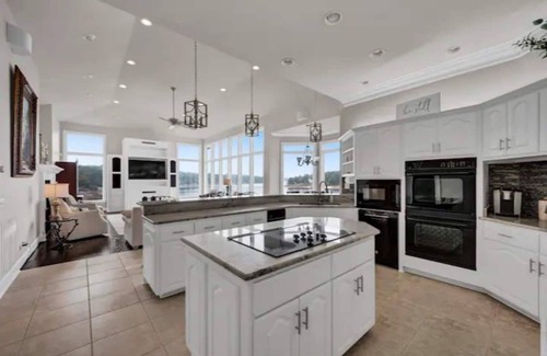 Arley House | Luxe Private Lakefront Getaway on Smith Lake!