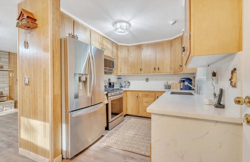 Croft House | Luxe Private Mountainside Getaway in Pioneer!