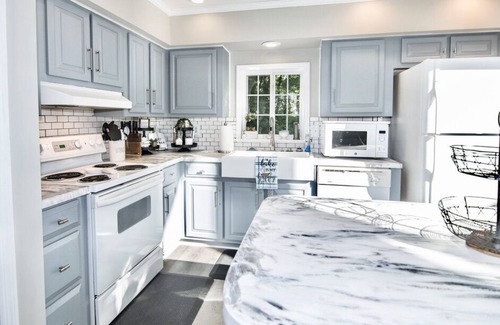 Terrell House | Luxe Private Waterfront Getaway on Lake Norman!