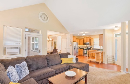Troutdale House | Luxe Retreat Near Columbia River Gorge & Multnomah Falls