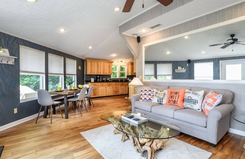 Mars Hill Cottage | Luxe Retreat with Panoramic Views, Hot Tub & Sauna, mins to Hatley Point