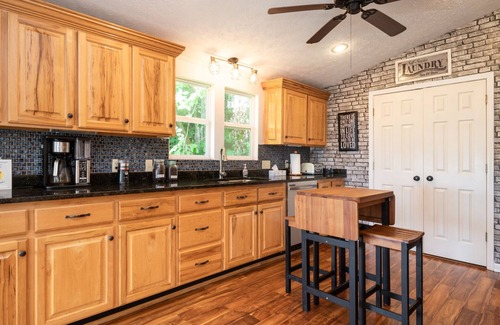 Mars Hill Cottage | Luxe Retreat with Panoramic Views, Hot Tub & Sauna, mins to Hatley Point