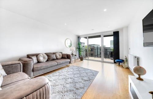 Evelyn Apartment | Luxe Riverside 3 Bed, 2 Bath En-Suite, Balcony views with Great Transport Links in London - Perfect for long stays