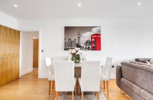 Evelyn Apartment | Luxe Riverside 3 Bed, 2 Bath En-Suite, Balcony views with Great Transport Links in London - Perfect for long stays