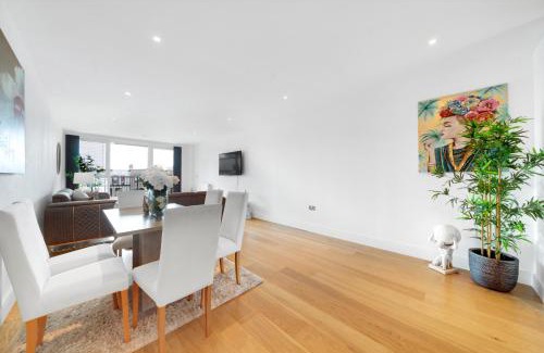 Evelyn Apartment | Luxe Riverside 3 Bed, 2 Bath En-Suite, Balcony views with Great Transport Links in London - Perfect for long stays