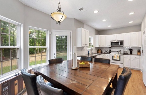Prosperity Church Road House | Luxe Sleek 4BR Paradise Near Uptown w/Games & Grill