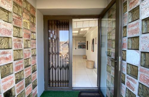 Parow North House | Luxe Stay in Parow North