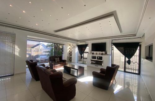 Parow North House | Luxe Stay in Parow North