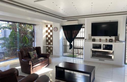 Parow North House | Luxe Stay in Parow North