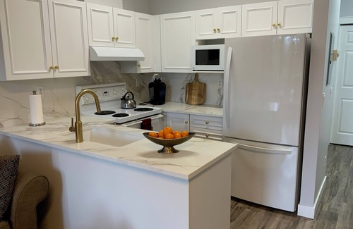 North Glenmore Apartment | Luxe Studio With Full Kitchen - 102A
