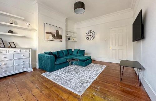Knight's Hill Apartment | Luxe & Stylish 1 Bed Flat