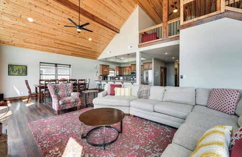 Lampe House | Luxe Table Rock Lake Vacation Rental with Hot Tub!