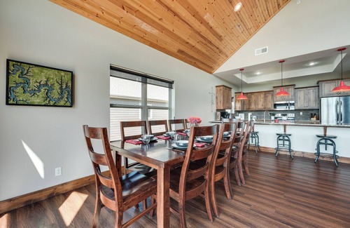 Lampe House | Luxe Table Rock Lake Vacation Rental with Hot Tub!
