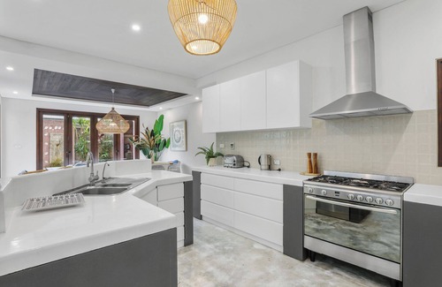 Thirroul House | LUXE THIRROUL RESORT HOME, POOL, SPA, HOME THEATER ROOM SLEEPS 12