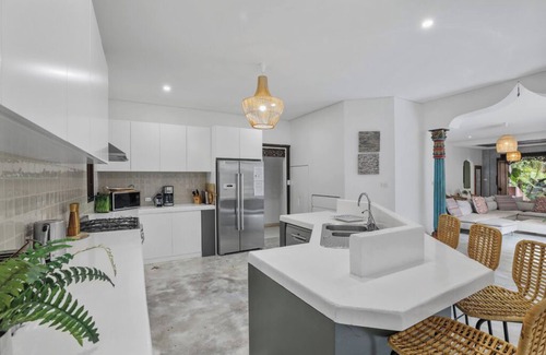 Thirroul House | LUXE THIRROUL RESORT HOME, POOL, SPA, HOME THEATER ROOM SLEEPS 12