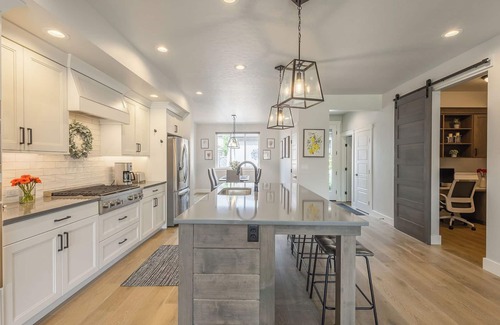 Harris Ranch House | Luxe Townhouse with Fire Pit & Pool Access Micron