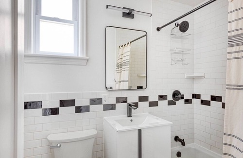 Greenpoint Apartment | Luxe UES 2BR w/ W/D & Elevator, near Bloomingdales, by Blueground