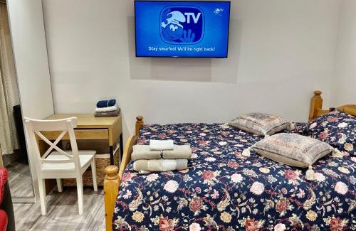 North Greenford House | Luxe Villa, 6 En-suite Bedrooms - West London - Wembley Stadium 5KM away