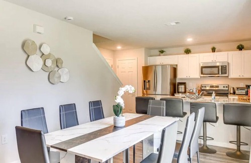 Palm Coast Villa | Luxe Villa with Private Garden, BBQ & 14 Guest