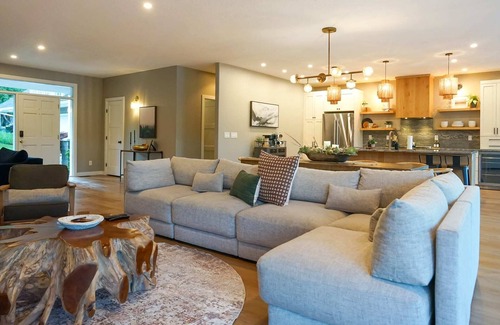 Post Falls House | Luxe Waterfront Home w/Dock, Deck & Spa Bath