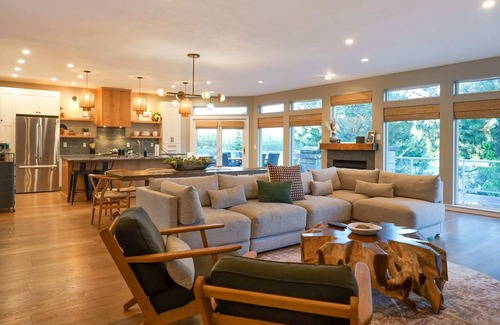 Post Falls House | Luxe Waterfront Home w/Dock, Deck & Spa Bath