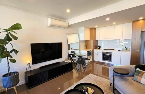 Waterloo Apartment | LUXE Waterloo 1 bed with parking, gym and pool