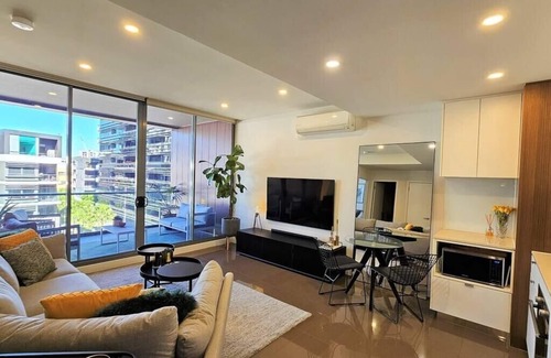 Waterloo Apartment | LUXE Waterloo 1 bed with parking, gym and pool