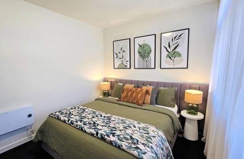 Waterloo Apartment | LUXE Waterloo 1 bed with parking, gym and pool
