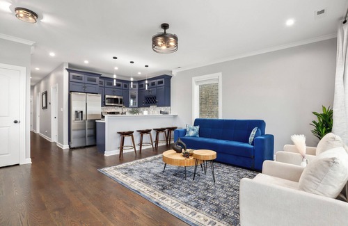 Grand Boulevard House | LuxHome up to 6 guests in Chicago; WiFi, AC, Heat, Security cams, Downtown 8mins