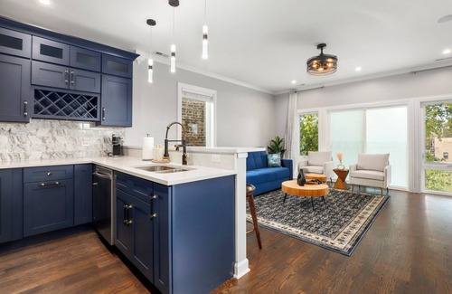 Grand Boulevard House | LuxHome up to 6 guests in Chicago; WiFi, AC, Heat, Security cams, Downtown 8mins