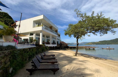 Frade House | Luxo Brasil #AR01 Praia da Árvore Mansion 09 Suites Private Beach Angra Vacation Rental