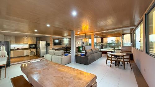 Anchieta House | Luxo Frente Mar em 7 Qtos com Ar sendo 4 suites para até 18 pessoas, 2 Jacuzzi Aquecidas, piscina, brinquedoteca, 5min de Castelhanos
